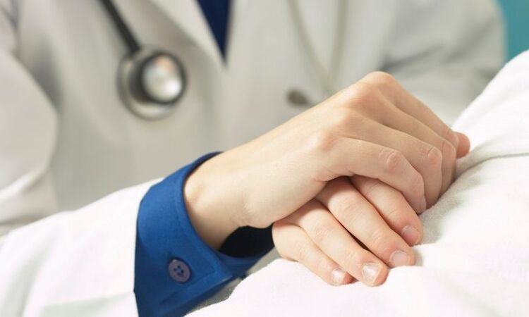 un médecin soutient un patient atteint de prostatite